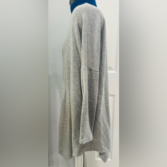 Impeccable Pig, 3/4 Sleeve, Slouchy Triangle shirt, Light gray, Small - Picture 2 of 3